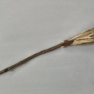 Vassoura Energética Artesanal | Limpeza Espiritual e Proteção | YULE (folha)