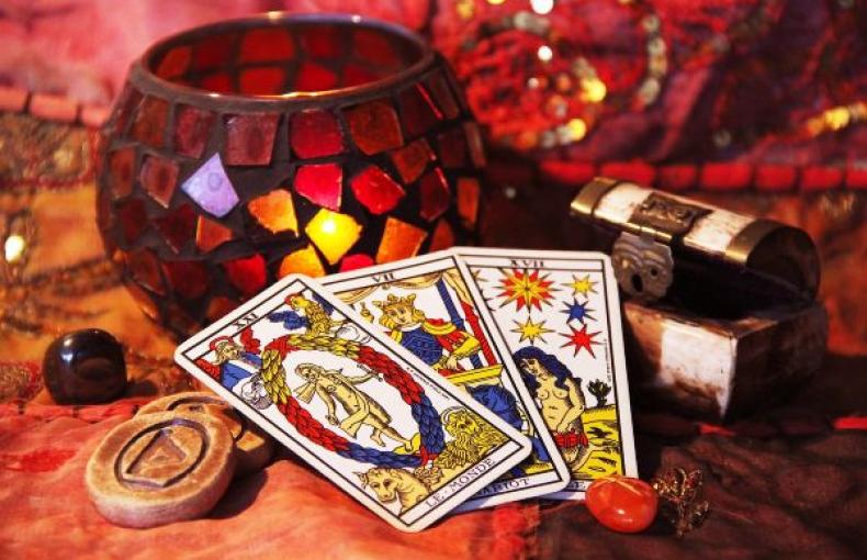 O que é Tarot? Significado, origem e como essa prática funciona